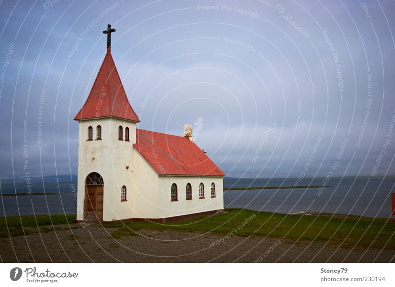 Kirche Himmel Wolken schlechtes Wetter Küste Fjord Menschenleer Kreuz kalt trist blau grau rot weiß ruhig Glaube Einsamkeit Religion & Glaube Schutz Christentum