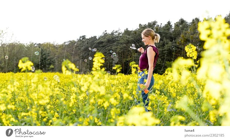 Seifenblasen Freude Glück Zufriedenheit Erholung ruhig Freiheit Sommer Junge Frau Jugendliche Erwachsene Natur Frühling Feld langhaarig genießen lachen frei