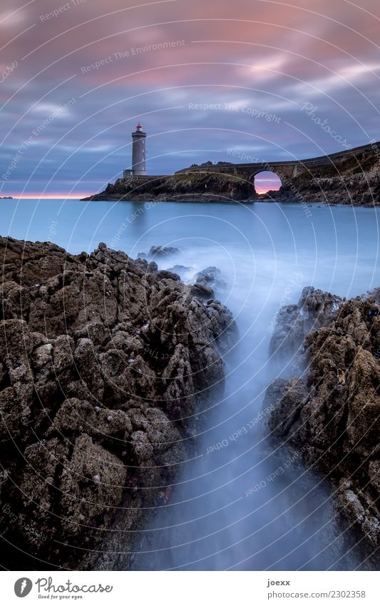 Leuchtturm Phare du Petit Minou in der Bretragne, Langzeitbelichtung Sehenswürdigkeit blau Brücke Felsen Wellen Schönes Wetter Himmel Küste Meer Unendlichkeit