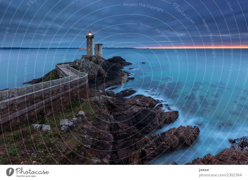 Leuchtturm Phare du Petit Minou in der Bretragne, Langzeitbelichtung Pitit Minou Himmel Wolken Sonnenaufgang Sonnenuntergang Felsen Wellen Küste Meer Frankreich