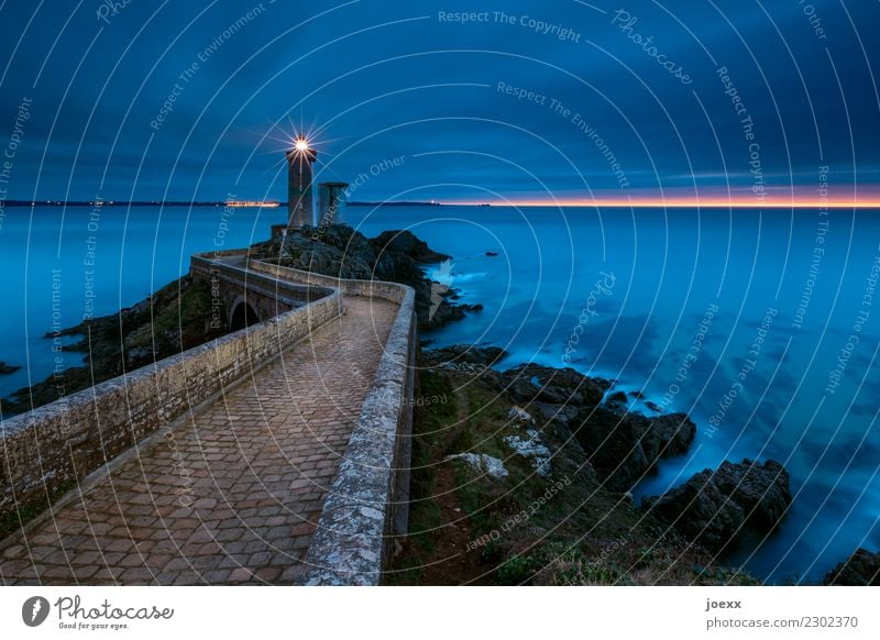 Steinweg über Brücke  zu Leuchtturm, umspült vom Meer zur Blauen Stunde Küste Seascape Himmel Wellen Frankreich Bretagne Phare du Petit Minou Horizont Wasser