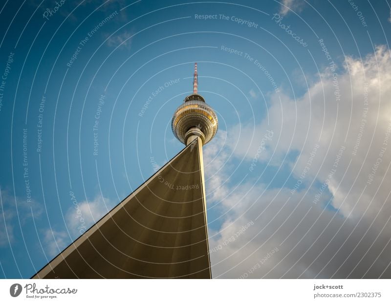 Berliner Punkt Sightseeing Architektur Himmel Wolken Schönes Wetter Berlin-Mitte Turm Bauwerk Sehenswürdigkeit Wahrzeichen Berliner Fernsehturm DDR eckig lang