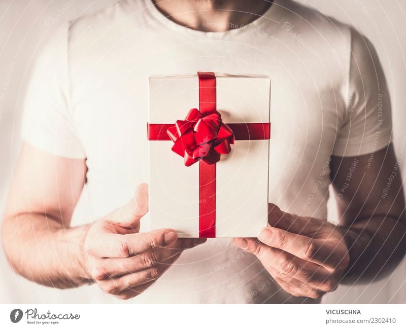 Geschenkbox mit rotem Band in den Händen Stil Design Freude schön Veranstaltung Valentinstag Weihnachten & Advent Mensch maskulin Hand Dekoration & Verzierung