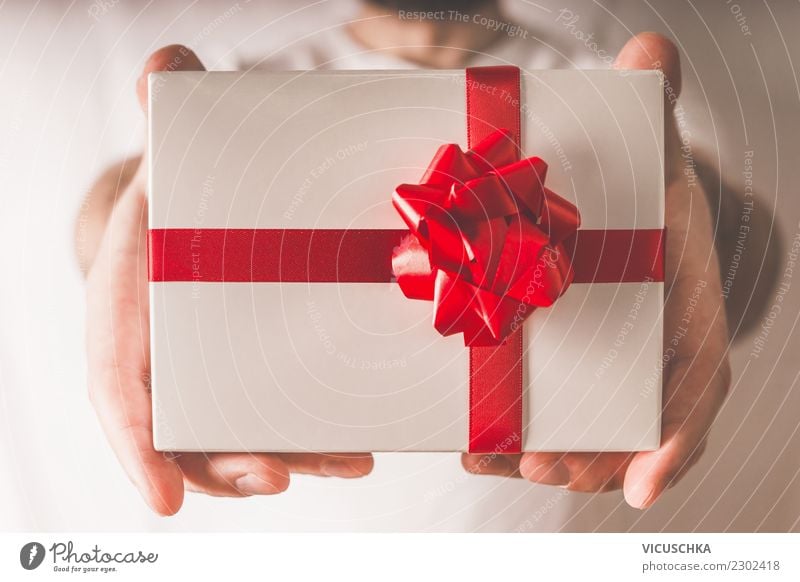 Hände des Mannes mit Geschenk Stil Design schön Dekoration & Verzierung Veranstaltung Feste & Feiern Valentinstag Weihnachten & Advent Geburtstag Mensch