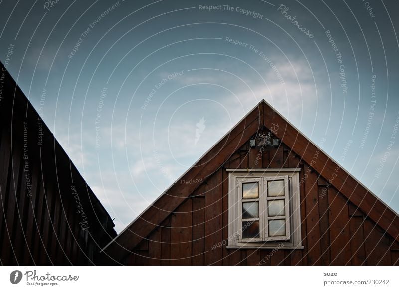 Fensterblick Haus Umwelt Natur Himmel Hütte Fassade Dach authentisch dunkel fantastisch natürlich Spitze blau braun Stimmung Einsamkeit Spitzdach Holzhaus