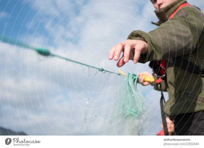 Junger Fischer holt Fischernetz ein Lebensmittel Ernährung Freizeit & Hobby Angeln Ausflug Berufsausbildung Wirtschaft Fischereiwirtschaft Mensch maskulin