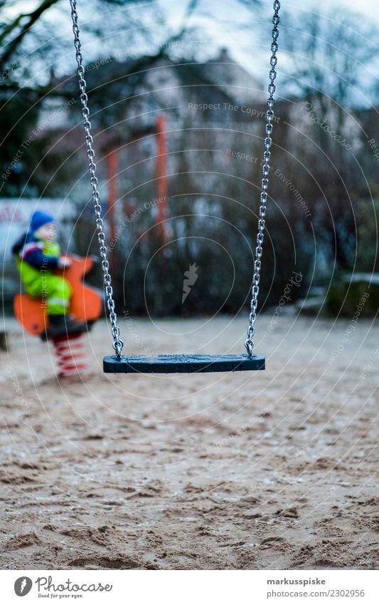 Kinderspielplatz Schaukel Freizeit & Hobby Spielen Kindererziehung Bildung Kindergarten Spielplatz Schaukelpferd Wippe Kleinkind Junge Kindheit Körper 1 Mensch