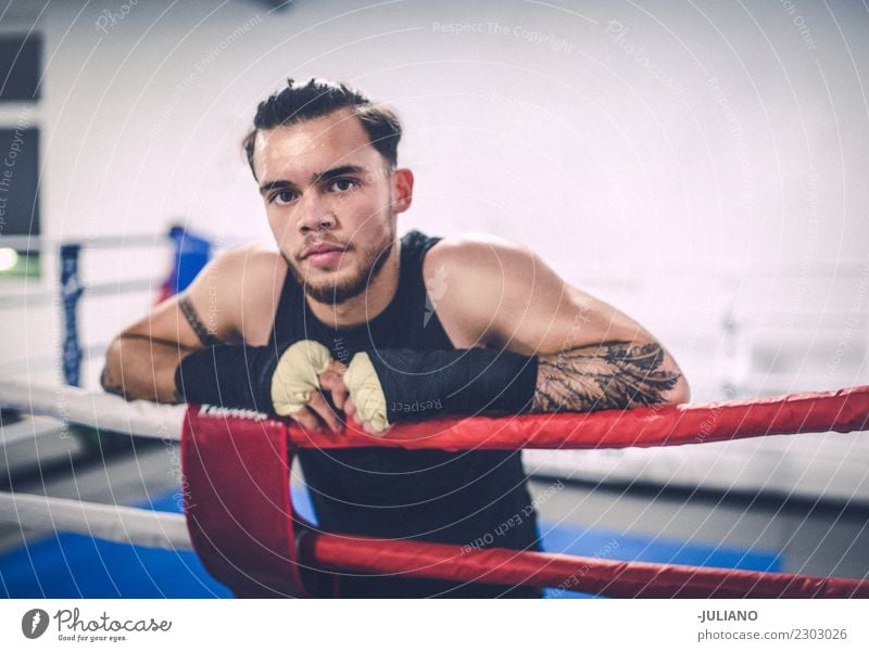 Der junge thailändische Boxer macht eine Pause von seinem Training. Thai Boxsport Sport Fitness Kraft stark transpirieren Muskulatur Eisenbahn Sport-Training