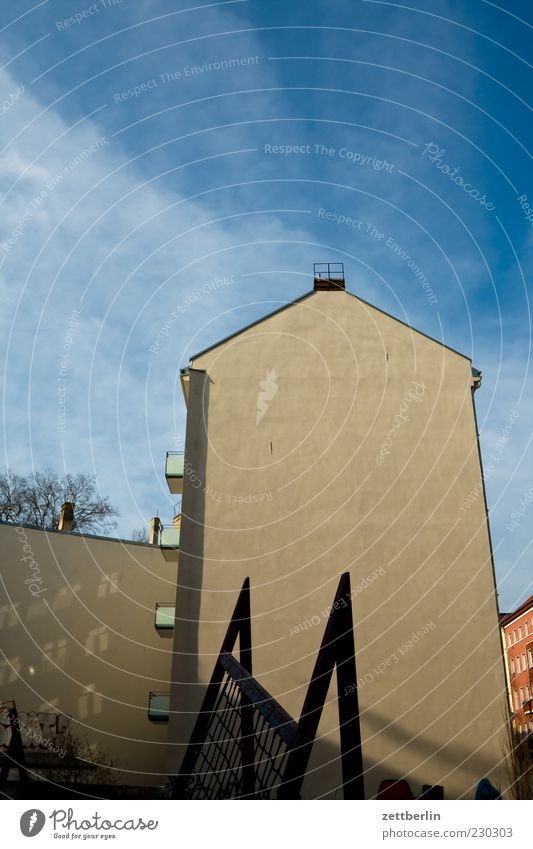 Mitte Haus Himmel Gebäude Mauer Wand Fassade Gefühle Brandmauer Hinterhof Stadthaus Prenzlauer Berg Spielplatz Farbfoto Außenaufnahme Menschenleer Tag Licht