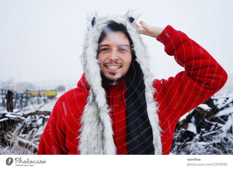 Glücklicher Mann an einem schneebedeckten Tag Lifestyle Stil Freude Wellness Leben harmonisch Wohlgefühl Ferien & Urlaub & Reisen Winter Schnee Winterurlaub