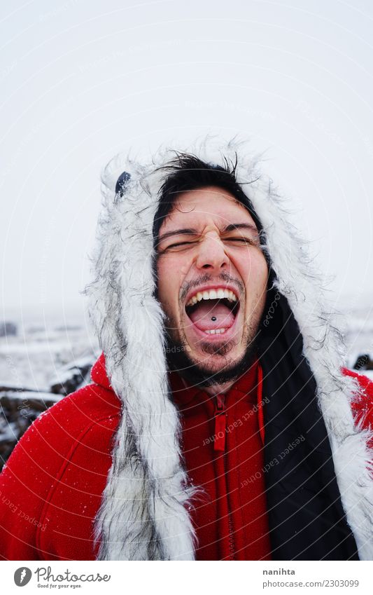 Junger Mann, der an einem Wintertag schreit Lifestyle Stil Ferien & Urlaub & Reisen Abenteuer Freiheit Schnee Winterurlaub Mensch maskulin Junge Frau