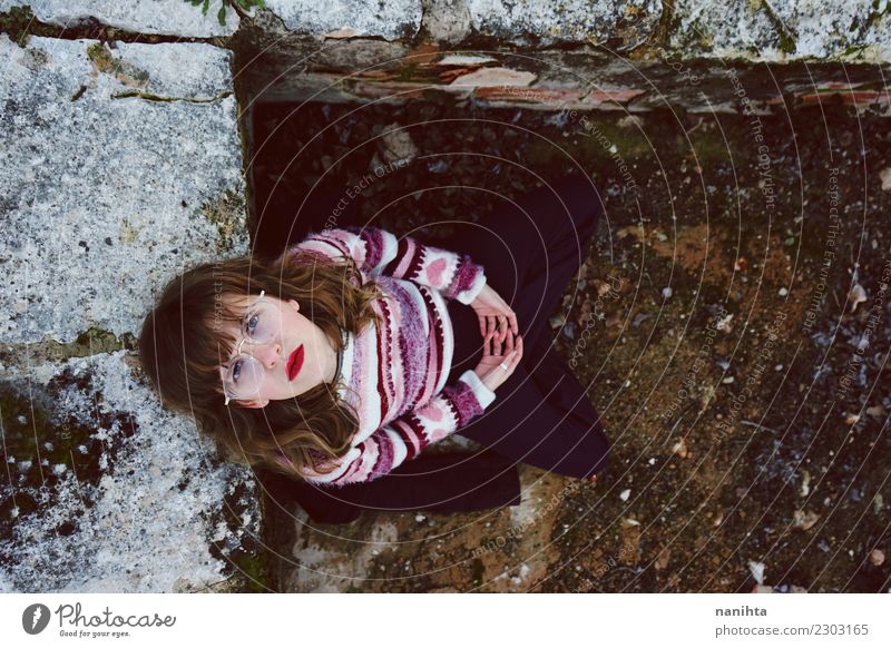 Junge Frau, die draußen Retro- Kleidung trägt Lifestyle Stil Haare & Frisuren Mensch feminin Jugendliche 1 18-30 Jahre Erwachsene Umwelt Natur Erde Pullover