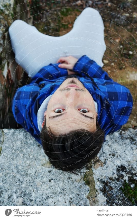 Hoher Blick auf einen jungen, gutaussehenden Mann Lifestyle Stil Design Mensch maskulin Junge Frau Jugendliche Erwachsene 1 30-45 Jahre Natur Moos schwarzhaarig