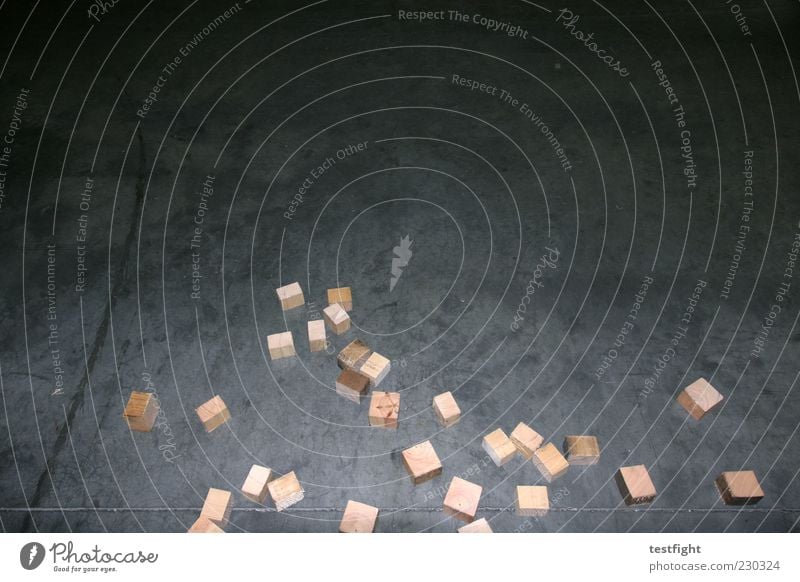 29 klötze Menschenleer Beton Holz authentisch dunkel eckig Würfel Farbfoto abstrakt Textfreiraum oben liegen Boden viele Teile u. Stücke mehrere