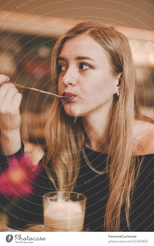 Young woman having a coffee in a café Lifestyle Stil feminin Junge Frau Jugendliche Erwachsene 1 Mensch 18-30 Jahre genießen Café Kaffee Kaffeetrinken