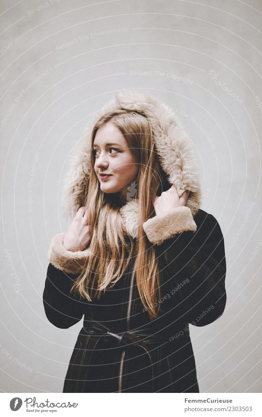 Young woman in winter coat Lifestyle elegant Stil feminin Junge Frau Jugendliche Erwachsene 1 Mensch 18-30 Jahre schön Mode Mantel Wintermantel Kapuze