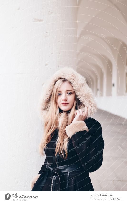 Young woman wearing a coat with fur collar Lifestyle elegant Stil feminin Junge Frau Jugendliche Erwachsene 1 Mensch 18-30 Jahre Mode schön Fellkragen