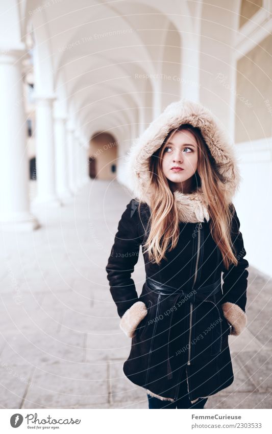 Young woman is standing in a hallway with white columns Lifestyle elegant Stil feminin Junge Frau Jugendliche Erwachsene 1 Mensch 18-30 Jahre schön Winter