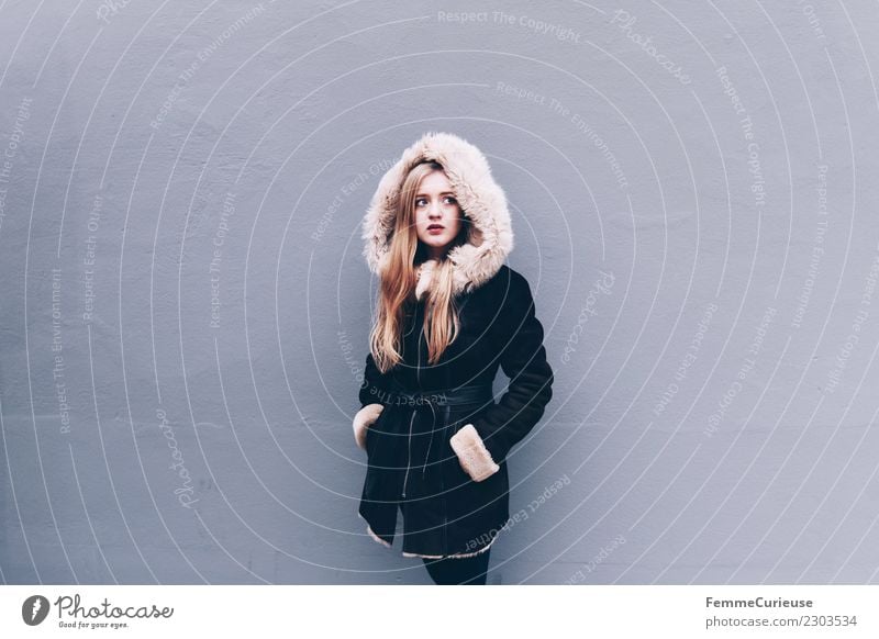 Young woman wearing a winter coat Lifestyle elegant Stil feminin Junge Frau Jugendliche Erwachsene 1 Mensch 18-30 Jahre schön Stadtleben Wintermantel Mantel