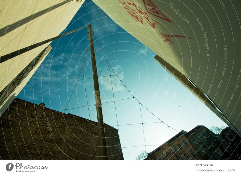 Hinterhimmel Haus Stadt Hauptstadt Skyline Hochhaus Gebäude Architektur Mauer Wand dunkel gut Brandmauer Hinterhof Stadthaus Ecke eng Himmel Spielplatz Klettern