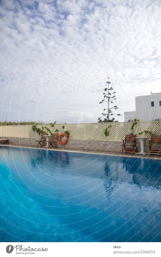 Land in Sicht Himmel Wolken Haus Mauer Wand blau türkis Tourismus Ferien & Urlaub & Reisen Schwimmbad Farbfoto Außenaufnahme Menschenleer Textfreiraum oben