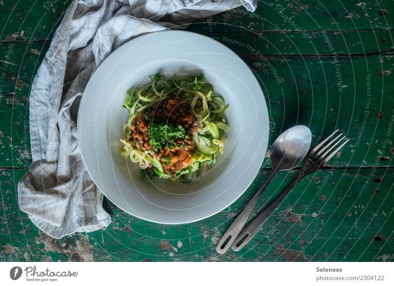 Gemüsenudeln Lebensmittel Zucchini Linsen Petersilie Ernährung Essen Mittagessen Abendessen Bioprodukte Vegetarische Ernährung Diät Besteck Gabel Löffel frisch