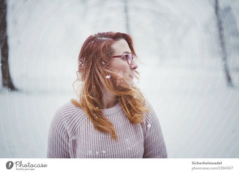 Winter Portrait 2 Mensch feminin Junge Frau Jugendliche Erwachsene Haare & Frisuren 1 18-30 Jahre Wolken Schnee Schneefall Wiese Pullover Brille rothaarig