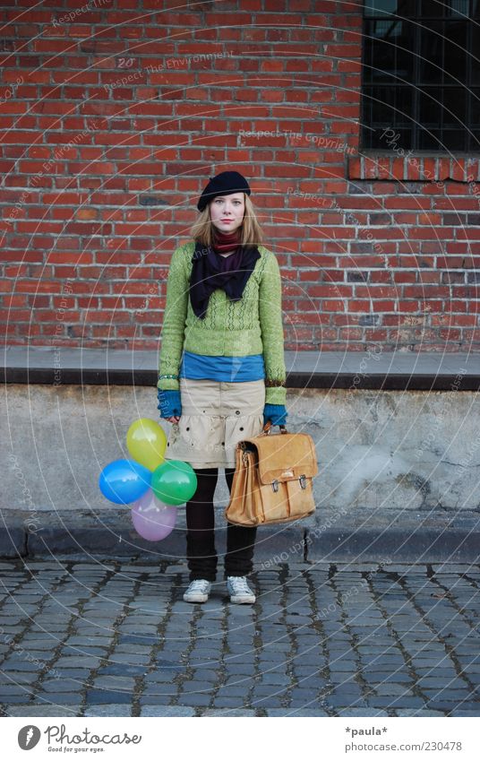 Aber wo sollen wir hin? Lifestyle Junge Frau Jugendliche 1 Mensch 18-30 Jahre Erwachsene Bahnhof Mode Rock Ledertasche Mütze Luftballon Backstein Blick stehen