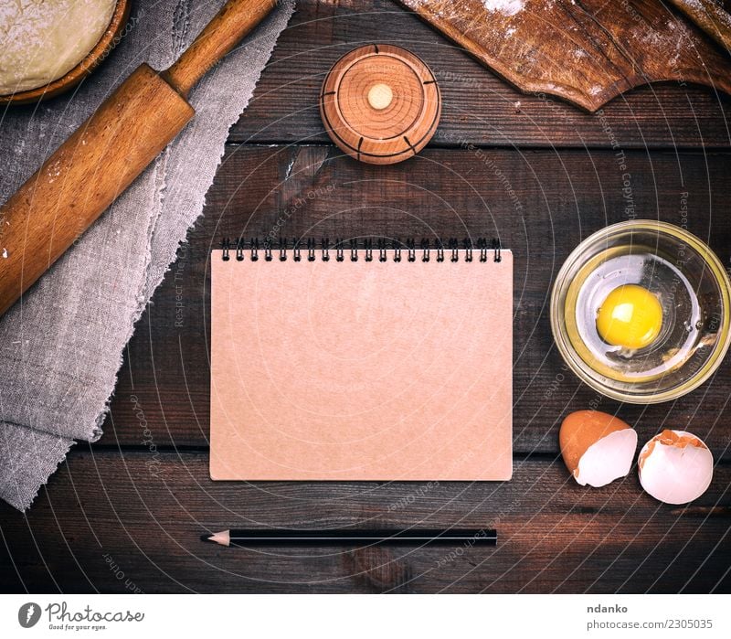 leeres Notizbuch mit braunen Seiten Teigwaren Backwaren Brot Schalen & Schüsseln Tisch Küche Papier Holz frisch natürlich oben weiß Bleistift Notebook Rezept