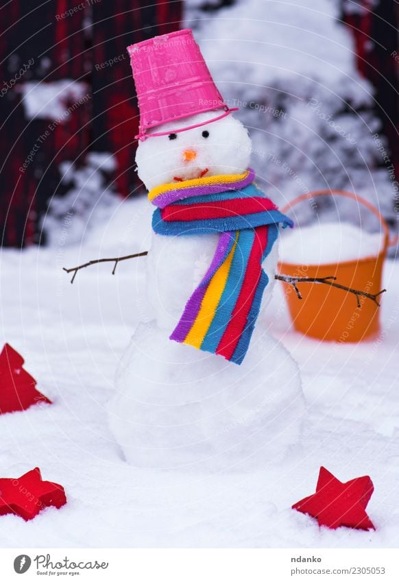 Schneemann mit einem Eimer Freude Winter Weihnachten & Advent Natur Schal Hut Lächeln niedlich rot weiß Hintergrund kalt Feiertag Jahreszeiten