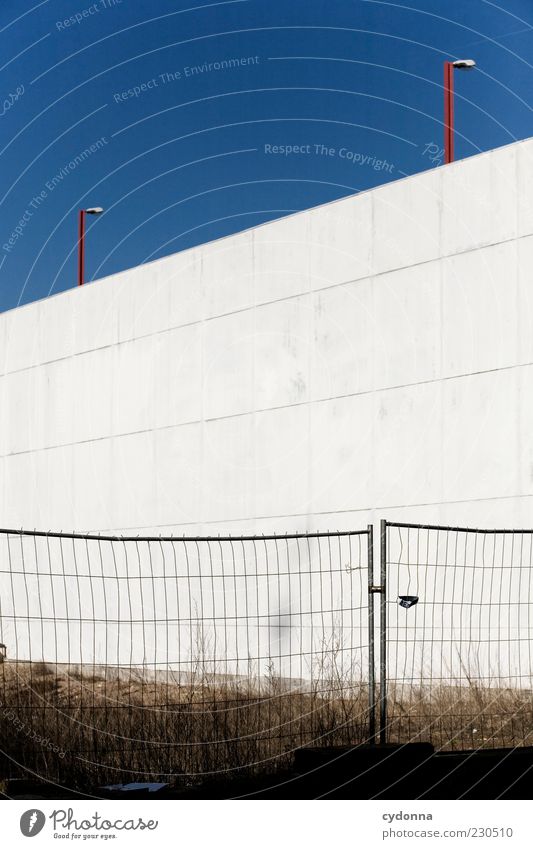 Freifläche Wolkenloser Himmel Wiese Architektur Mauer Wand Fassade Einsamkeit Langeweile ruhig Schutz stagnierend Vergänglichkeit Wandel & Veränderung Betonwand