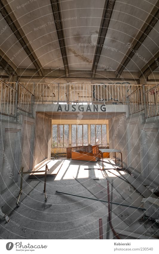 Ausgang in die Vergangenheit Sportstätten Rennbahn Menschenleer Ruine Architektur außergewöhnlich historisch kaputt blau braun grau Einsamkeit chaotisch