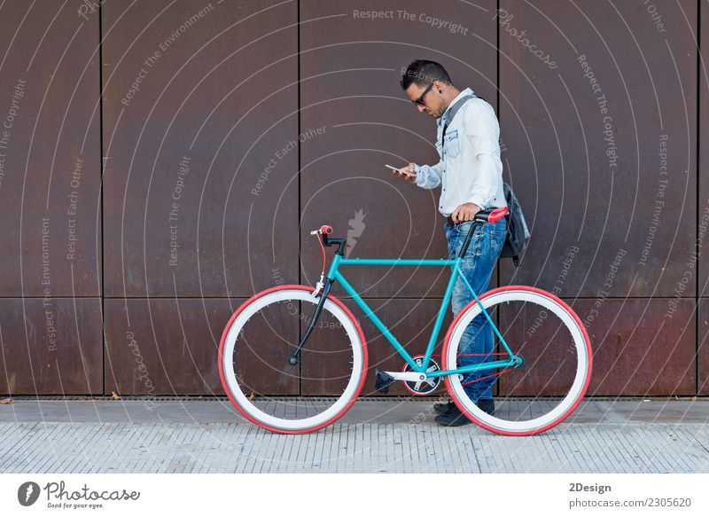 Ein stilvoller Geschäftsmann mit Handy mit Retro- Fahrrad Lifestyle Ferien & Urlaub & Reisen Abenteuer Business Telefon PDA Technik & Technologie Mann