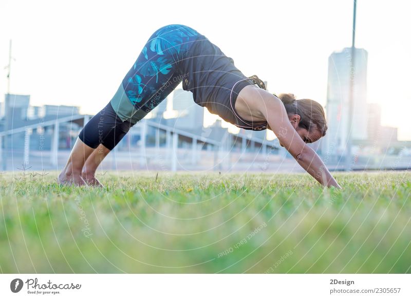 Schönes Mädchen nimmt an Yoga im Park teil Lifestyle harmonisch Erholung Sport Frau Erwachsene Jugendliche Natur Gras sitzen grün Kraft Konzentration