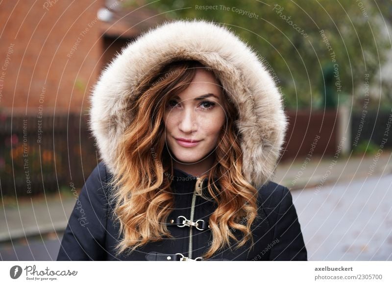 junge Frau in Winterjacke Lifestyle Mensch feminin Junge Frau Jugendliche Erwachsene 1 18-30 Jahre Herbst Wetter schlechtes Wetter Stadt Straße Mode Jacke