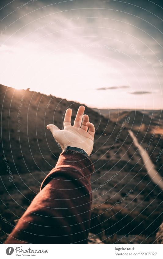 Hand in einem Sonnenuntergang Berge u. Gebirge Arme Finger Umwelt Natur Landschaft Urelemente Erde Wolken Horizont Sonnenaufgang Sonnenlicht Sommer Winter Klima