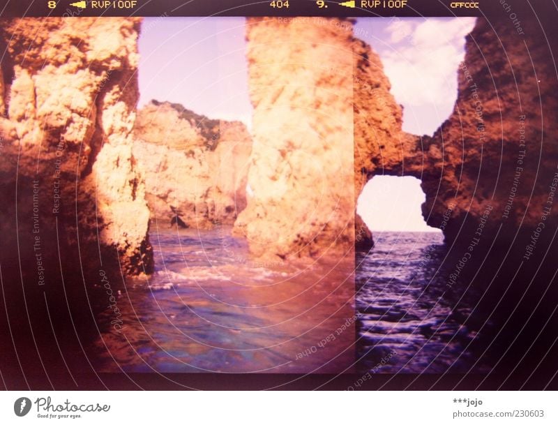 labyrinth. Lagos Ponta da Piedade Algarve Portugal Meer Klippe Felsen Felsspalten Atlantik Meerwasser Stein Felsküste Felsbogen Holga Cross Processing