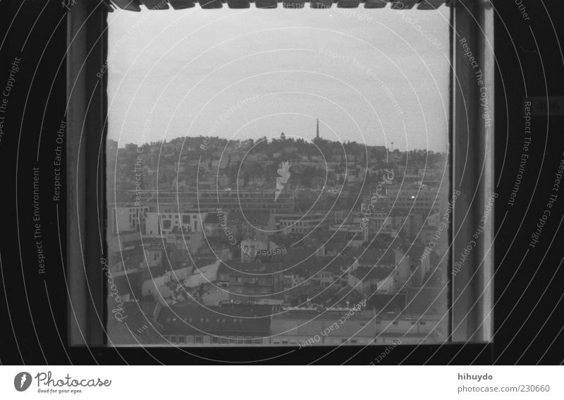 bild im bild. Stadt Hauptstadt Stadtzentrum Haus Gebäude alt authentisch Nostalgie Quadrat Fenster Fensterblick Schwarzweißfoto Innenaufnahme Menschenleer