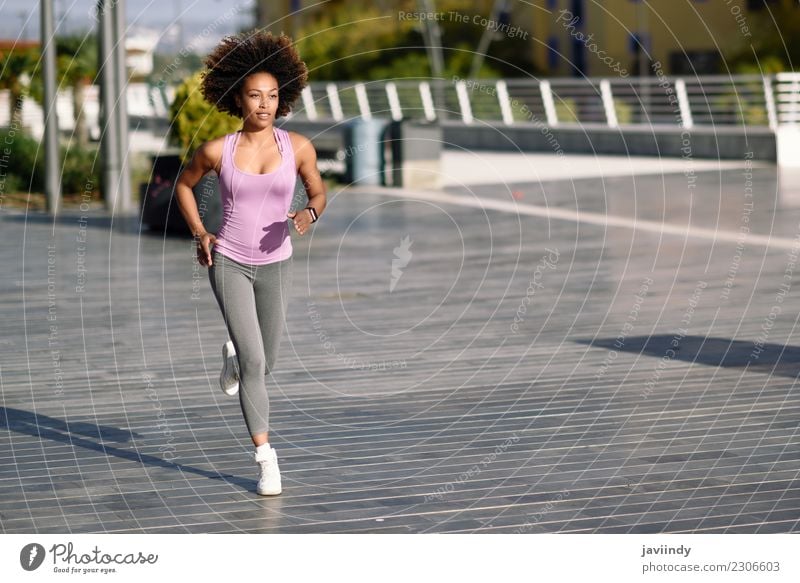 Schwarze Frau, Afro-Frisur, läuft draußen in der Stadt. Lifestyle schön Haare & Frisuren Wellness Freizeit & Hobby Sport Joggen Mensch Junge Frau Jugendliche