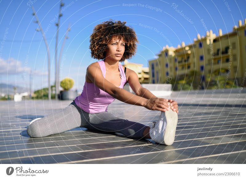 Junge schwarze Frau beim Stretching nach dem Laufen im Freien Lifestyle schön Haare & Frisuren Wellness Freizeit & Hobby Sport Mensch Junge Frau Jugendliche