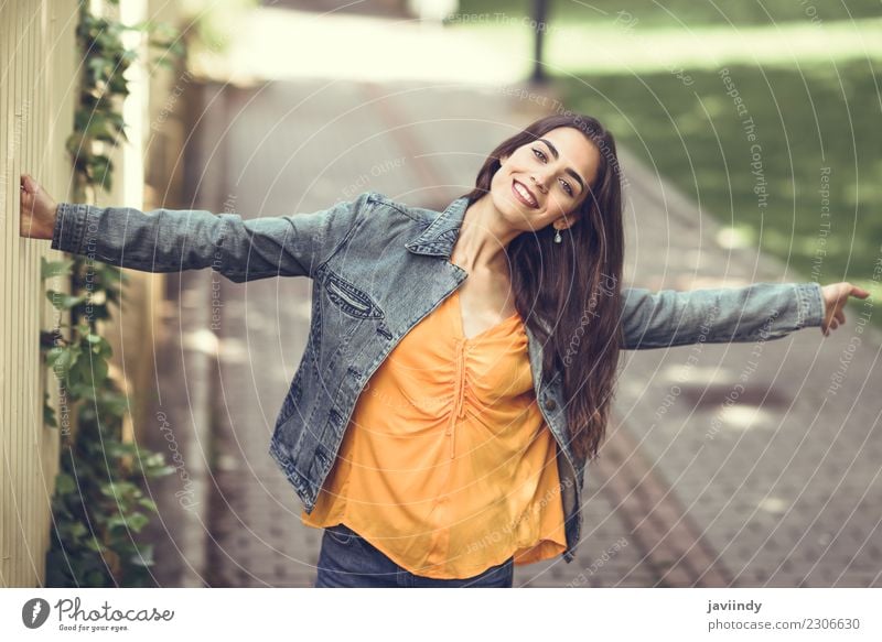 Glückliches Mädchentanzen in der Straße Lifestyle Stil schön Haare & Frisuren Mensch feminin Junge Frau Jugendliche Erwachsene 1 18-30 Jahre Mode Bekleidung