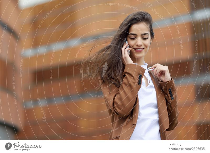 Junge Geschäftsfrau, die mit einem Smartphone spricht schön Haare & Frisuren Arbeitsplatz Business Telefon PDA Technik & Technologie Mensch feminin Junge Frau