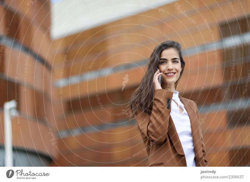 Junge Geschäftsfrau, die mit einem Smartphone spricht schön Haare & Frisuren Arbeitsplatz Business Telefon PDA Technik & Technologie Mensch Frau Erwachsene