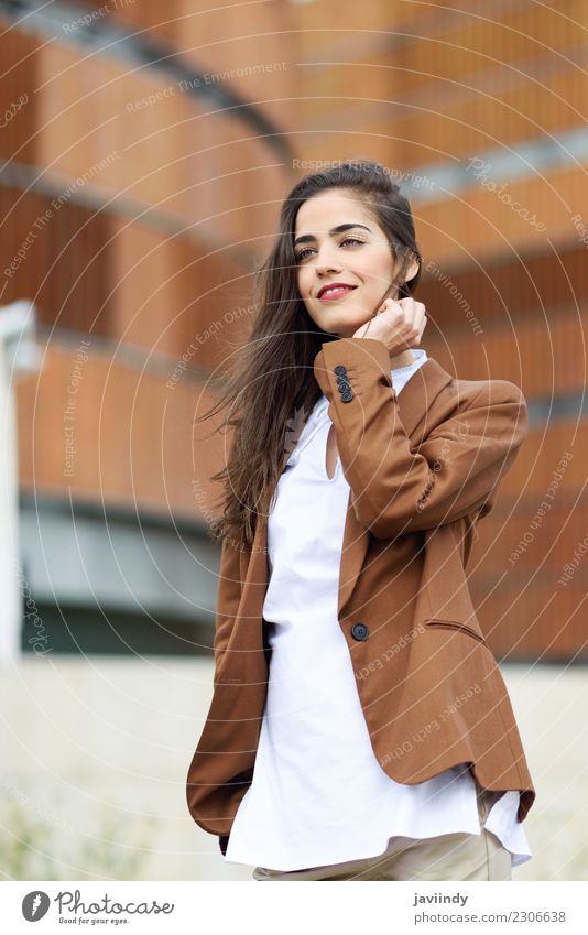 Junge Geschäftsfrau, die draußen vom Bürogebäude steht. Glück schön Haare & Frisuren Arbeitsplatz Business Mensch feminin Junge Frau Jugendliche Erwachsene 1