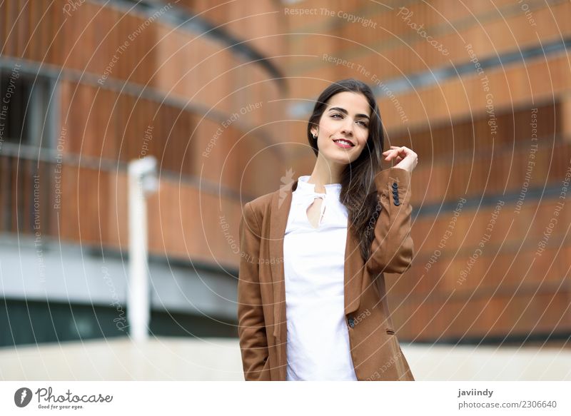 Junge Geschäftsfrau, die draußen vom Bürogebäude steht. Glück schön Haare & Frisuren Arbeitsplatz Business Mensch feminin Junge Frau Jugendliche Erwachsene 1