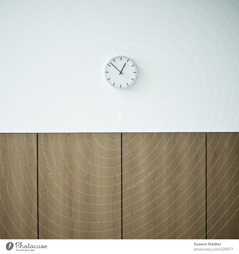 12:52 Mauer Wand Pünktlichkeit Uhr Bahnhofsuhr Pause Ende Mittagspause warten Minutenzeiger Wandtäfelung Holz minimalistisch Innenaufnahme Detailaufnahme