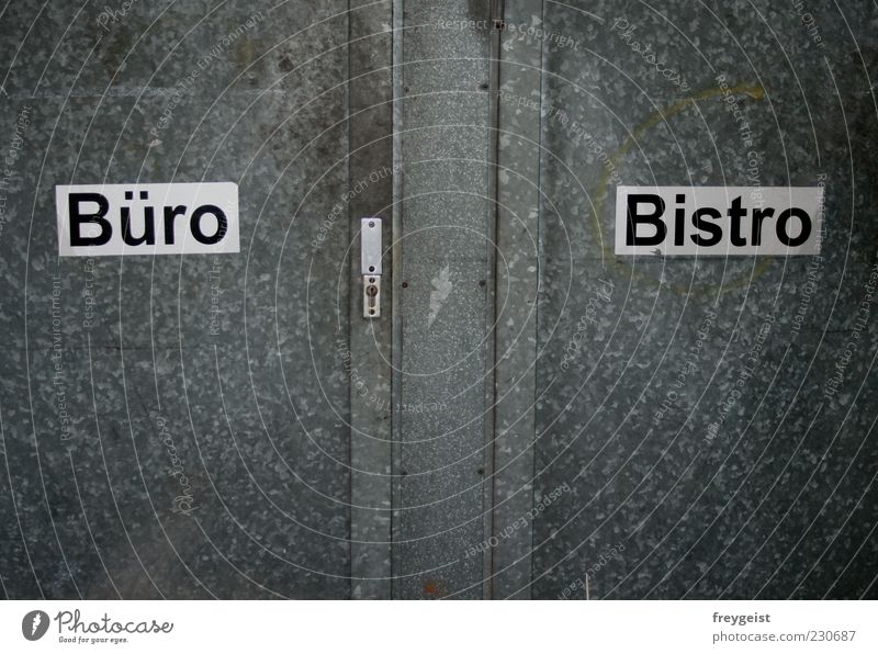 Le petit Bistro Bauwerk Gebäude Fassade Container Metall Zeichen Schriftzeichen Schilder & Markierungen eckig trashig trist schwarz silber weiß Außenaufnahme