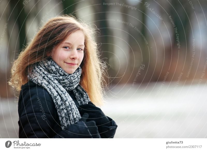 13 years feminin Mädchen Kindheit Jugendliche Leben Mensch 8-13 Jahre 13-18 Jahre Frühling Winter Park Schal blond langhaarig Lächeln Blick Freundlichkeit Glück