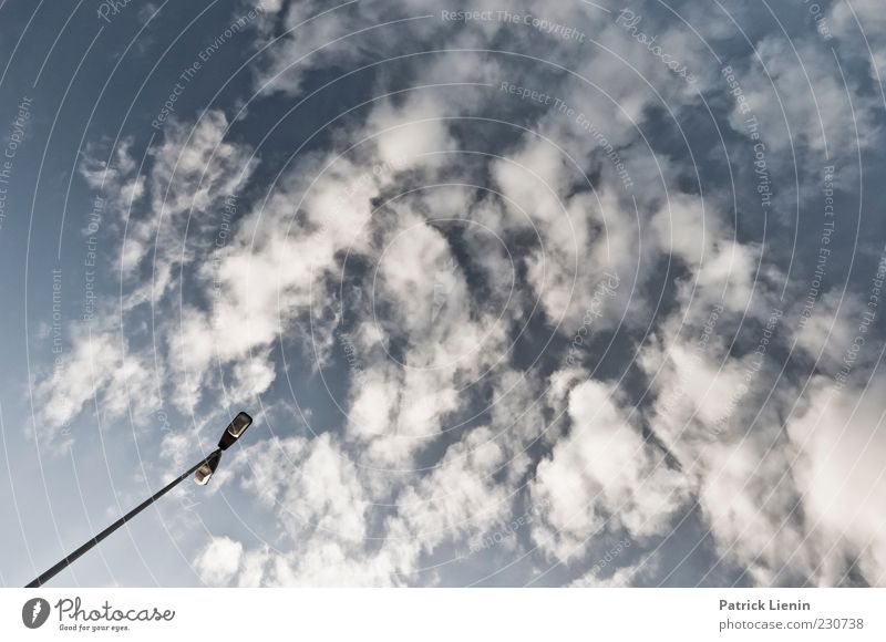 Du hast die Welt in Deiner Hand Umwelt Natur Urelemente Luft Himmel nur Himmel Wolken Klima Klimawandel Wetter Schönes Wetter Stimmung weiß blau Lampe Licht