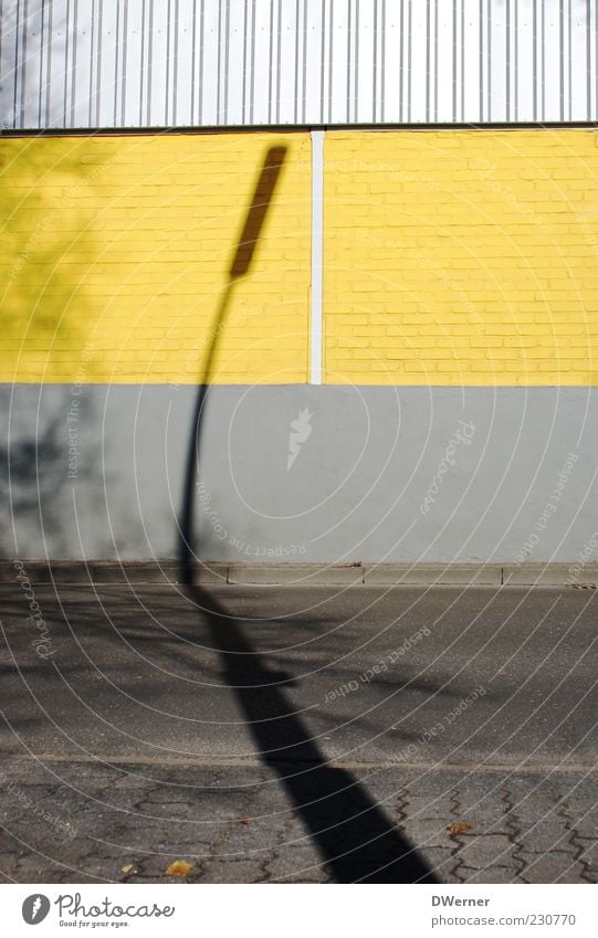 Laternenschatten Stil Design Haus Industrieanlage Fabrik Gebäude Architektur Mauer Wand Fassade Straße Stein Zeichen leuchten stehen eckig hell verrückt gelb